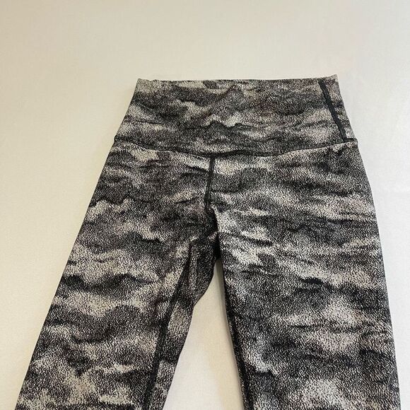 Lululemon Black Grey Wunder Under Leggings Size 4 - Picture 2 of 9